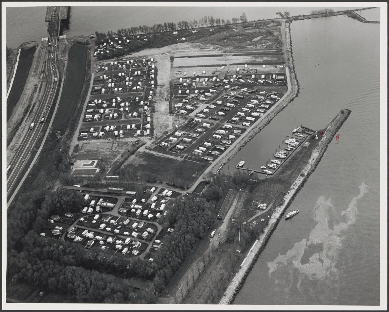 luchtfoto-van-camping-bruggehof-in-willemsdorp-1977