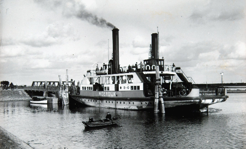 veerpont-moerdijk-ligt-aan-de-dordtse-kant-bij-willemsdorp-1930-kopie